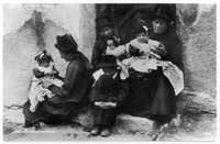 Lötschentaler Frauen vor der mit Kleinkindern Kirche 1920