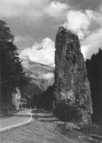 Lötschental: Talstraße mit Obelisk bei Goppenstein 
