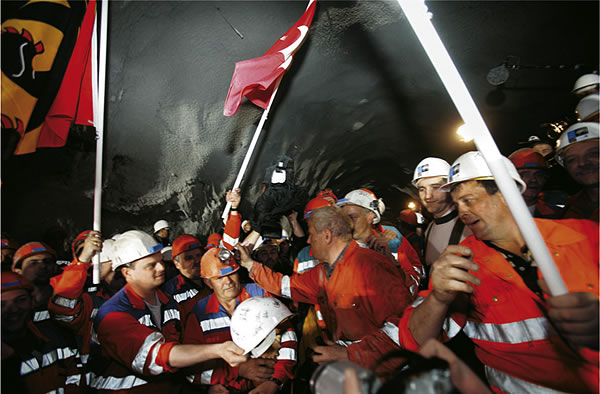 Durchschlag des Basis-Lötschbergtunnels am 28.04.2005