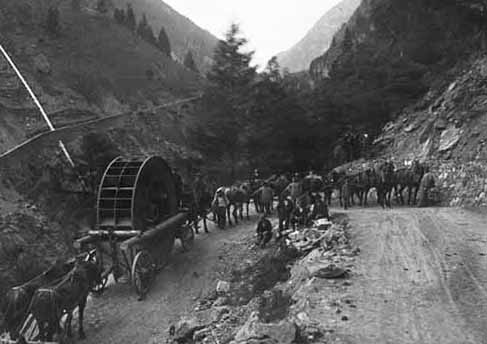 Schwertransport auf dem Fahrweg nach Goppenstein um 1900.