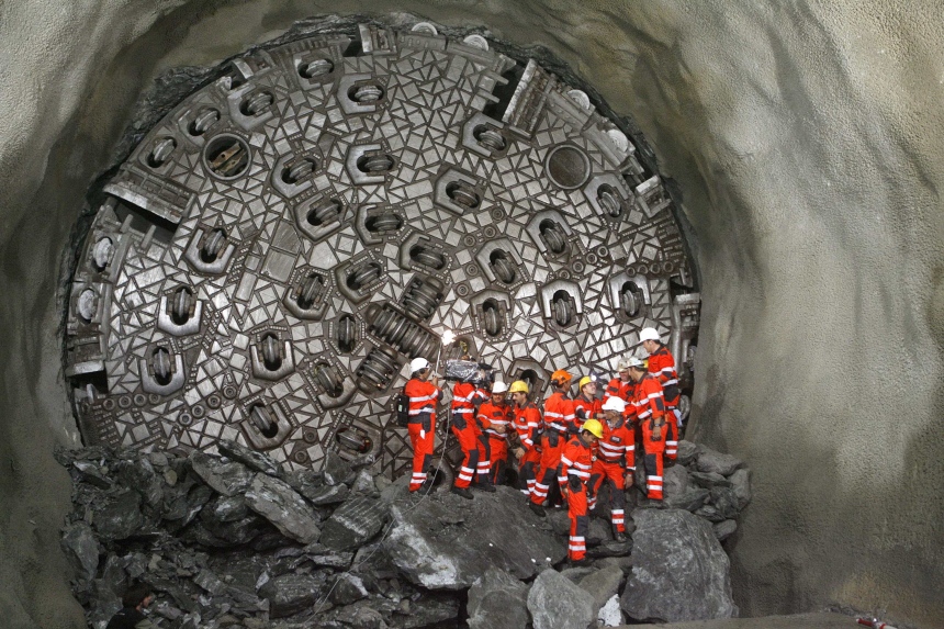 Bohrkopf beim Durchbruch des Lötschbergbasistunnels